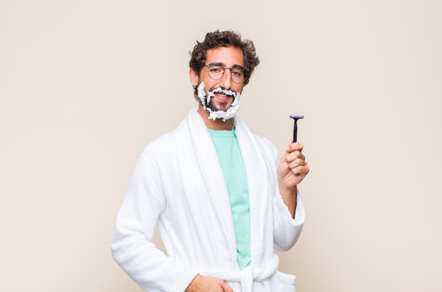 Joven sonriendo alegre y casualmente con una expresión positiva, feliz, confiada y relajada