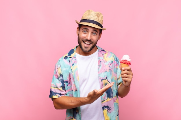 Joven sonriendo alegremente, sintiéndose feliz y mostrando un concepto en el espacio de la copia con la palma de la mano. concepto de vacaciones