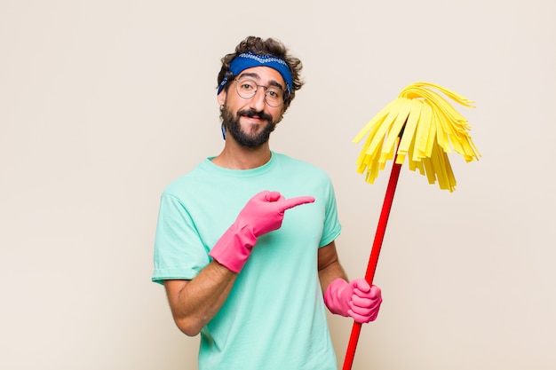 Joven sonriendo y apuntando a un lado