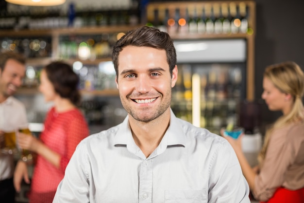 Joven sonriendo a la cámara