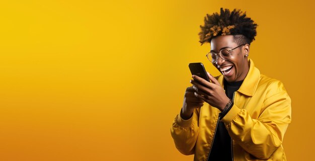 Joven sonriendo mientras envía mensajes de texto en el espacio de copia de banner del teléfono inteligente