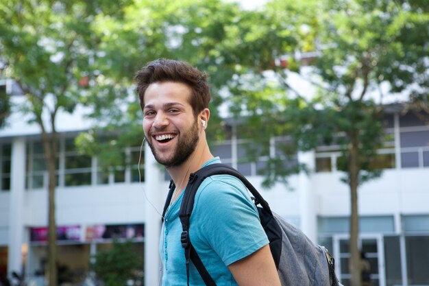 Joven sonriendo con mochila