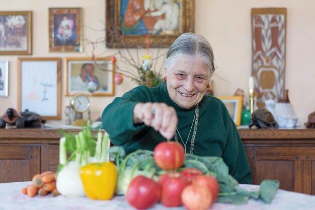 El joven sonriendo