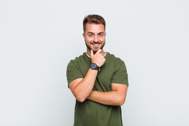 El joven sonriendo