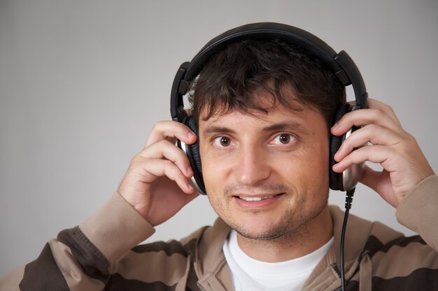 Joven sonriente con auriculares