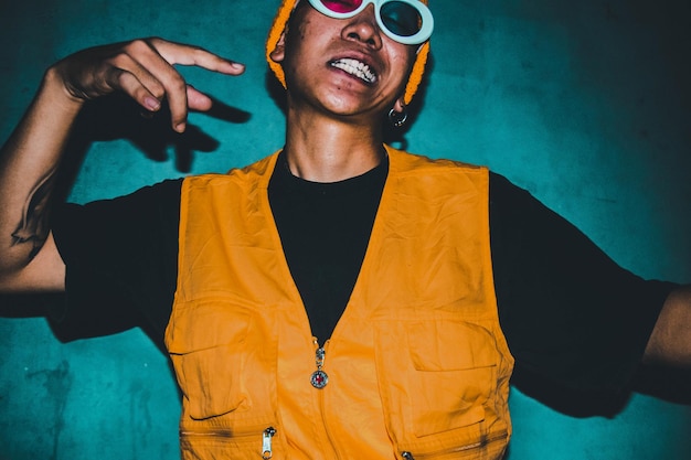 Foto un joven sonriente bailando en casa