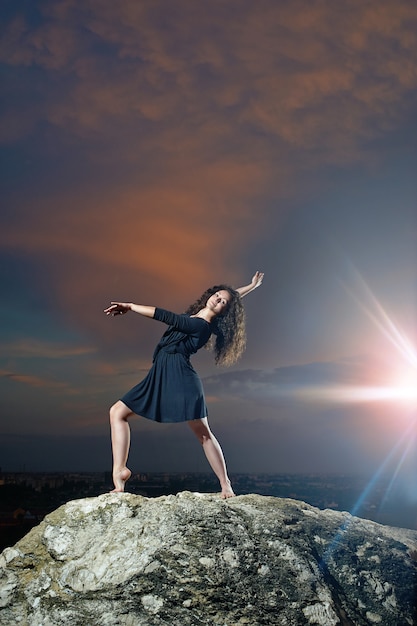 joven, sonriente bailarina posando