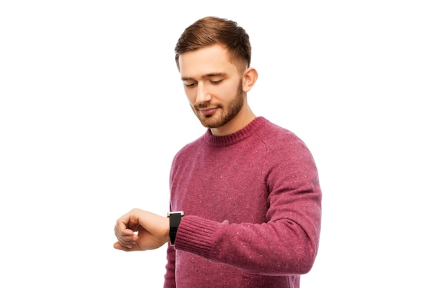 Foto joven sonriente comprobando la hora en su reloj de muñeca