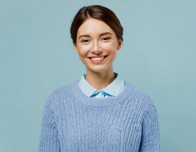 Joven sonriente divertido feliz caucásico europeo atractivo mujer linda de veinte años en suéter casual lindo