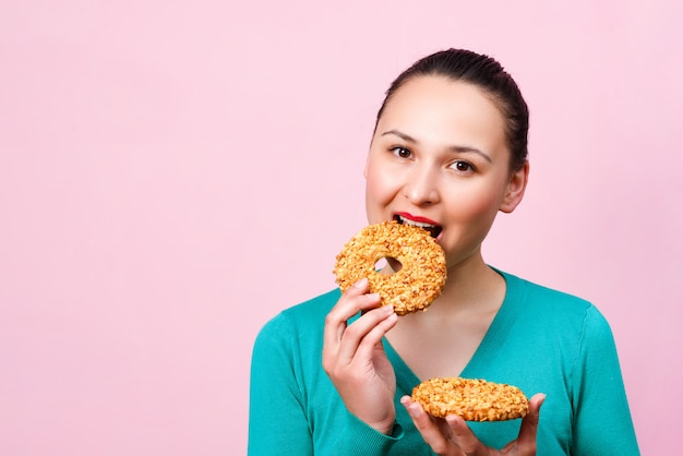 Una joven sonriente con dulces en sus manos.