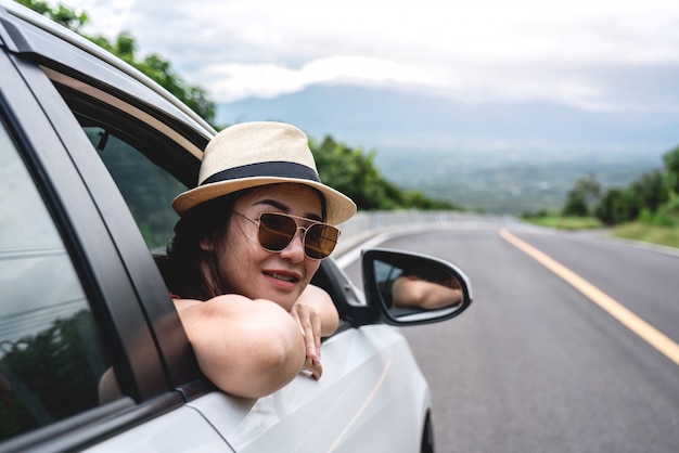 Joven sonriente felicidad hermosa mujer con sombrero blanco