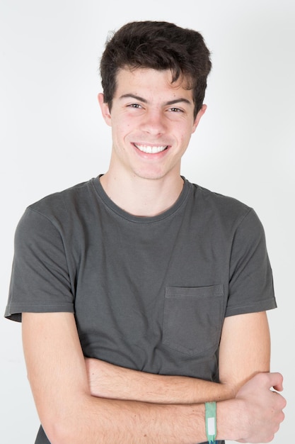 Foto joven, sonriente, feliz, concepto, con, brazos cruzados