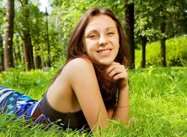 Joven sonriente en la hierba