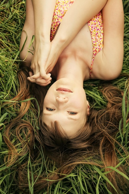 Foto joven sonriente en la hierba