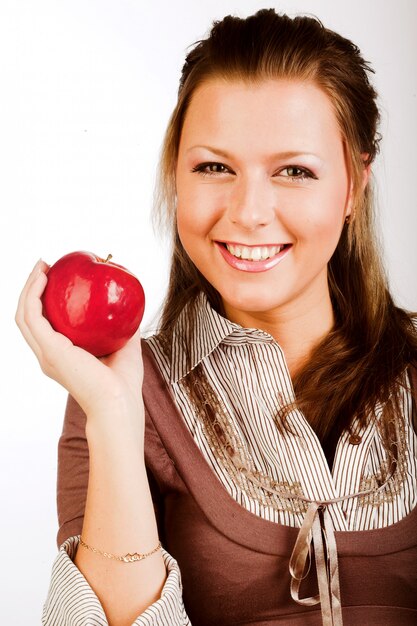 Joven sonriente con manzana roja.