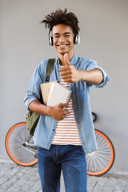 Joven sonriente con mochila al aire libre