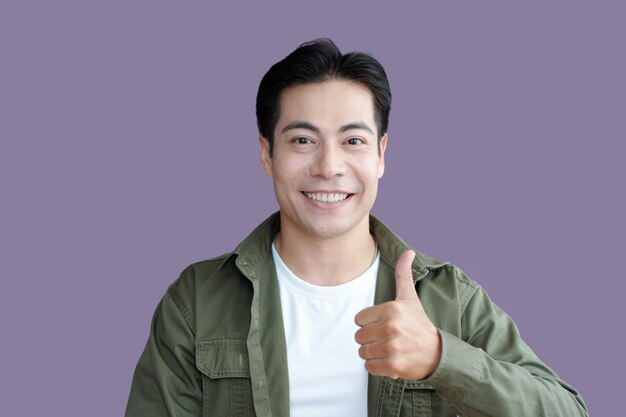 Un joven sonriente mostrando el pulgar hacia arriba