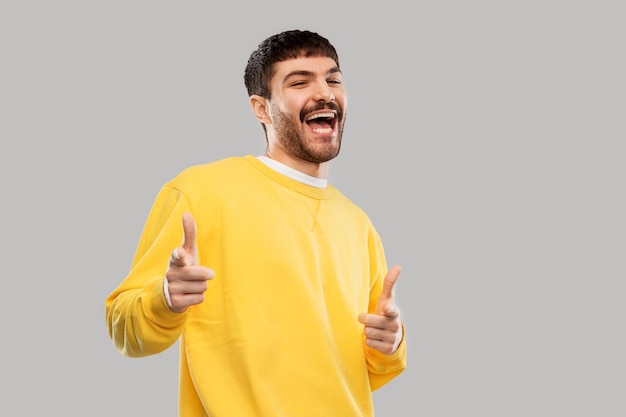 joven sonriente mostrando los pulgares hacia arriba
