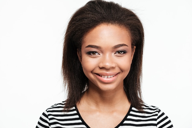 Joven sonriente mujer afroamericana retrato