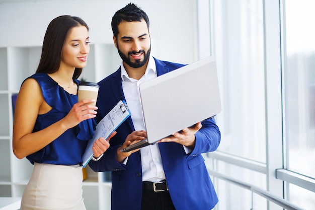 Joven sonriente mujer de negocios y hombre de negocios