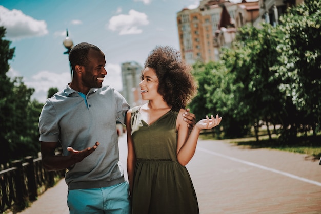 Joven sonriente pareja afroamericana hablando