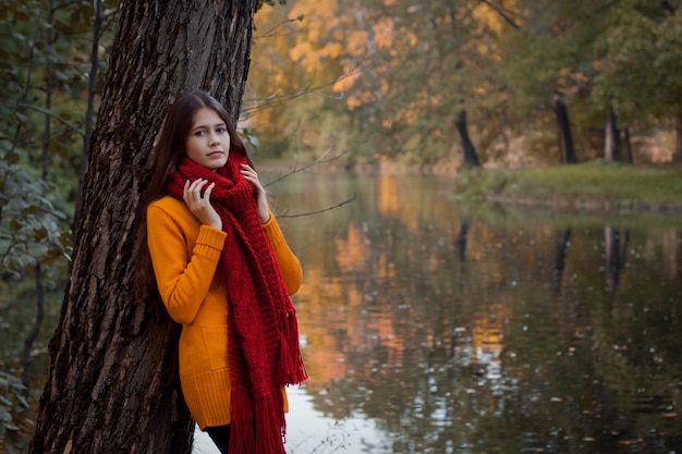 Joven sonriente en el parque otoño