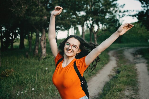 Foto una joven sonriente de pie en el campo