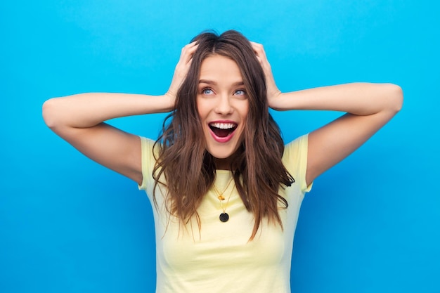 joven sonriente sosteniendo su cabeza