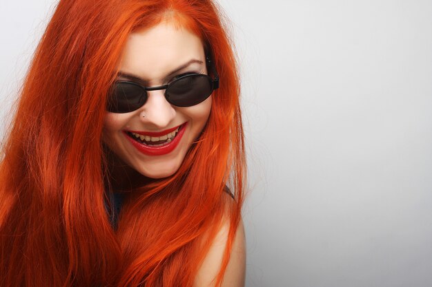 Foto joven sorprendida con gafas de sol. retrato emocional.