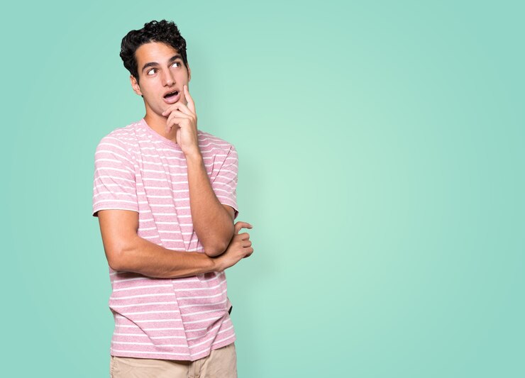 Foto joven sorprendido haciendo un gesto de duda