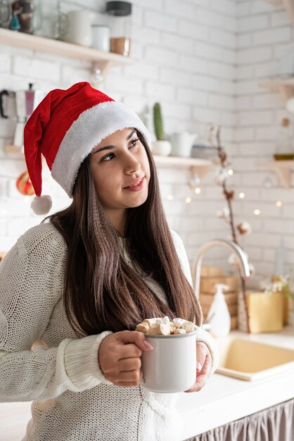 Joven, sorprendido, mujer morena, en, santa sombrero