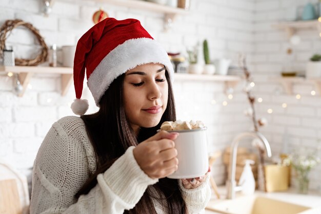 Joven, sorprendido, mujer morena, en, santa sombrero