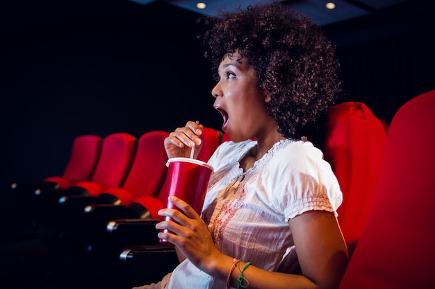 Joven sorprendido viendo una película