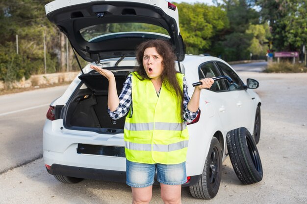 Foto una joven se sorprendió mucho cuando su auto se averió