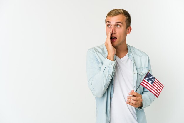 Joven sosteniendo una bandera americana y contando un secreto