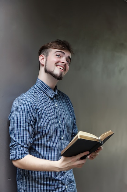 Foto joven sosteniendo una biblia, estudiante con libro