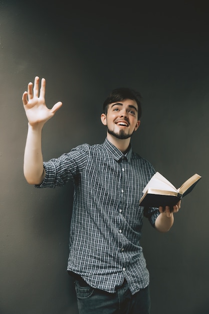 Foto joven sosteniendo una biblia, estudiante con libro