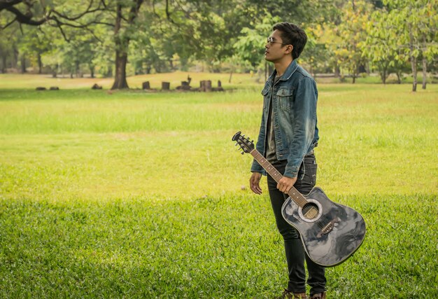 Joven sosteniendo una guitarra