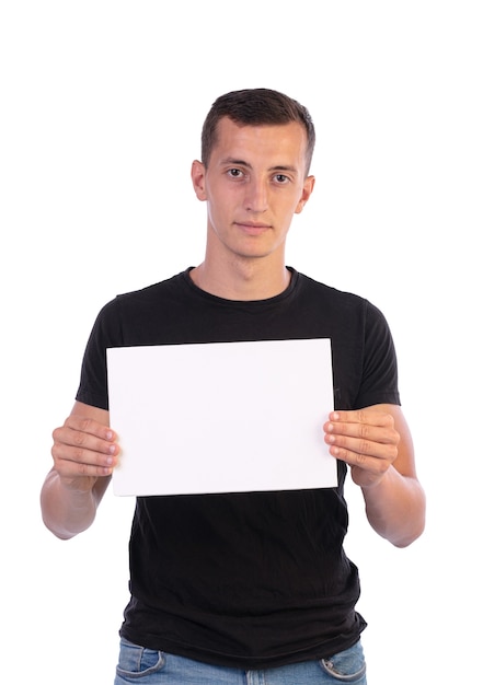 Joven sosteniendo la hoja de papel en blanco