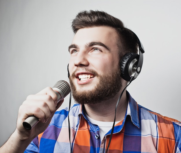 Joven sosteniendo un micrófono