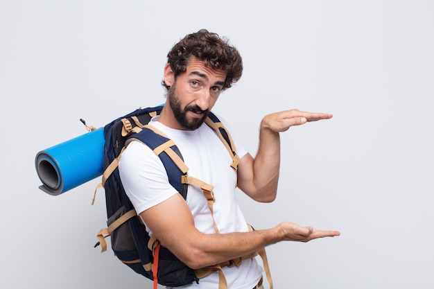 Joven sosteniendo un objeto con ambas manos