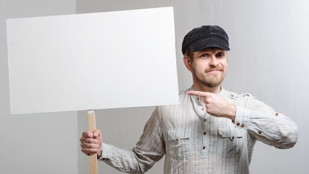 Joven sosteniendo una pancarta en blanco