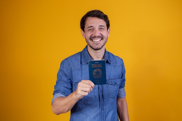 Joven sosteniendo un pasaporte