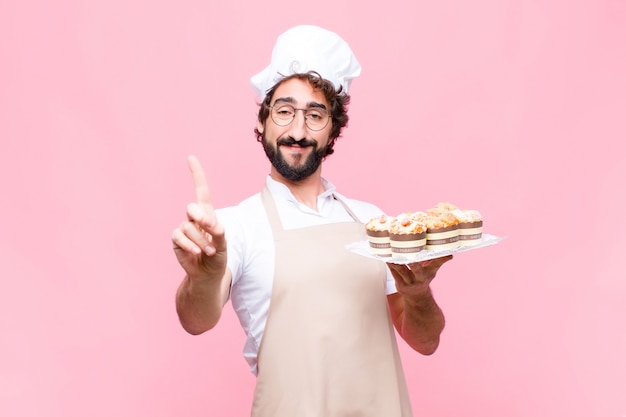 Joven sosteniendo un plato con pasteles