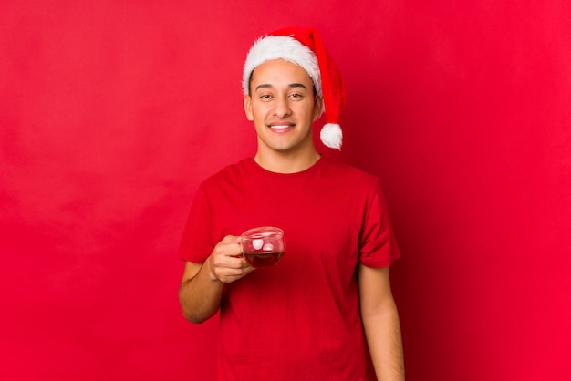 Joven sosteniendo un regalo el día de Navidad