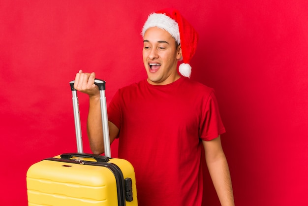 Joven sosteniendo un regalo el día de Navidad