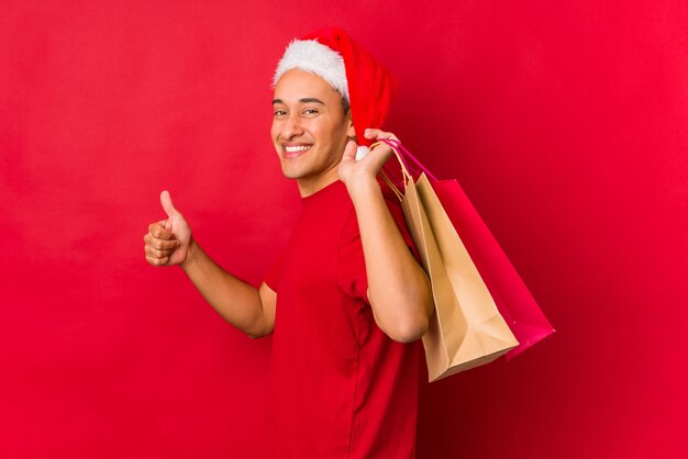 Joven sosteniendo un regalo el día de Navidad