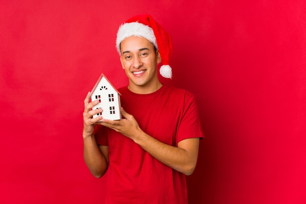 Joven sosteniendo un regalo el día de Navidad