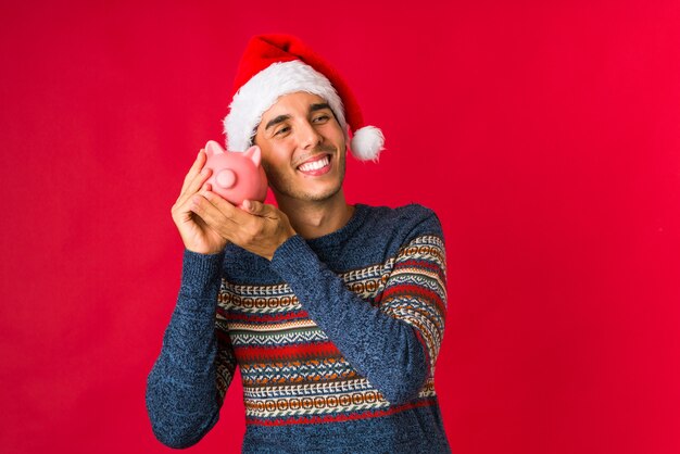 Joven sosteniendo un regalo el día de Navidad