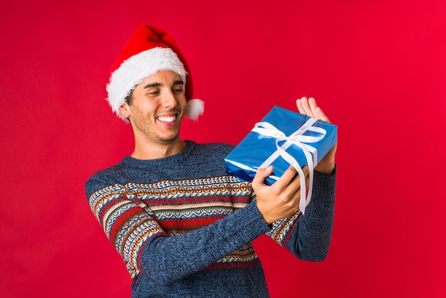 Joven sosteniendo un regalo el día de Navidad